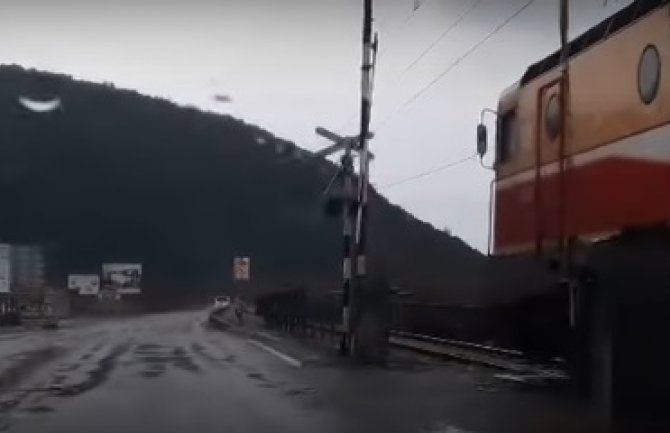 Virpazar: Željeznička rampa povremeno ne radi(VIDEO)