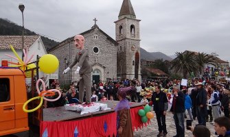 Spaljen karneval Šoto Kuco: Kriv što u opštini radi više ljudi nego što ima djece u školama