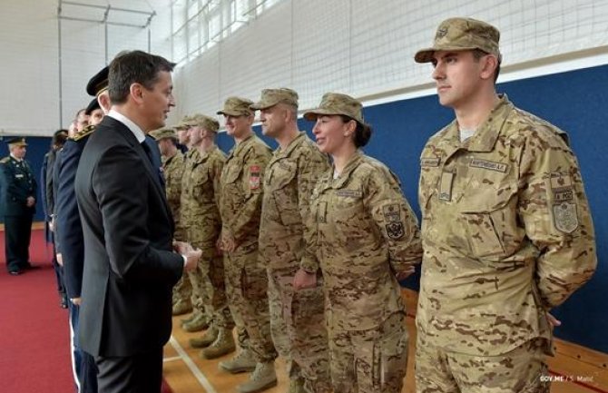 VI kontingent Vojske CG ispraćen u Avganistan, prvi put u misiji žena