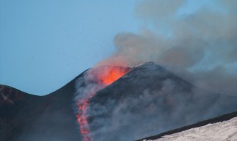  Etna izbacuje užarenu lavu i pepeo (FOTO)