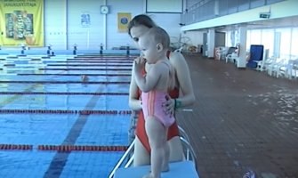 Ima nepune dvije godine a pliva poput sirene (VIDEO)