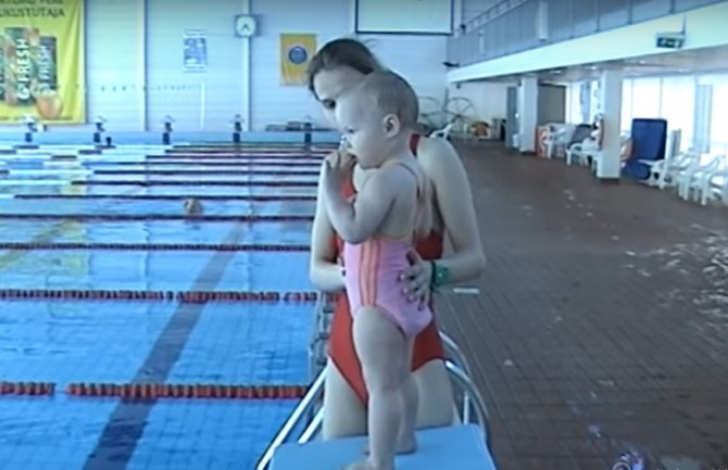 Ima nepune dvije godine a pliva poput sirene (VIDEO)