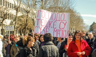 Majke sa protesta poručile: Ne damo stečeno pravo (FOTO)
