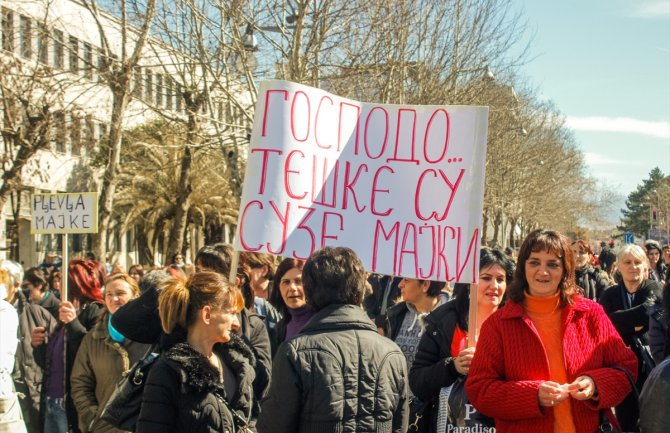Majke sa protesta poručile: Ne damo stečeno pravo (FOTO)