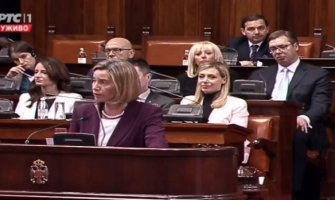 Mogerini Srbiji: Vi ste jedinstveni; Radikali skandirali Srbija Rusija