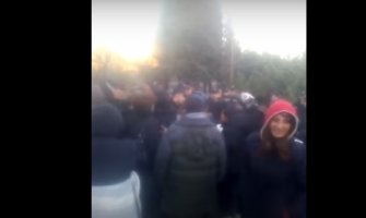 Komunalna policija uklonila šator majkama(VIDEO)