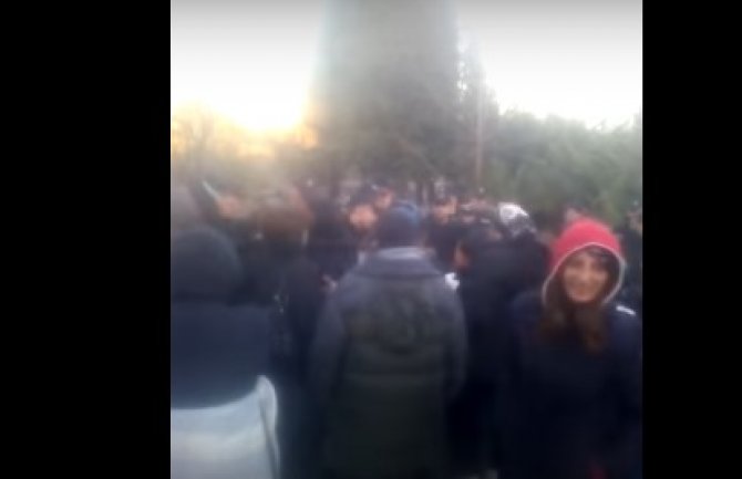 Komunalna policija uklonila šator majkama(VIDEO)