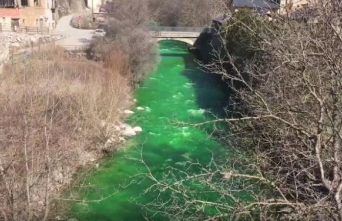 Rijeka u Pirinejima promijenila boju u  fluoroscentnu zelenu (VIDEO)