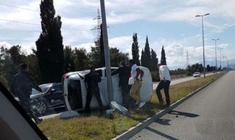 Udes u Podgorici: Auto udarilo u banderu, dvije osobe povrijeđene