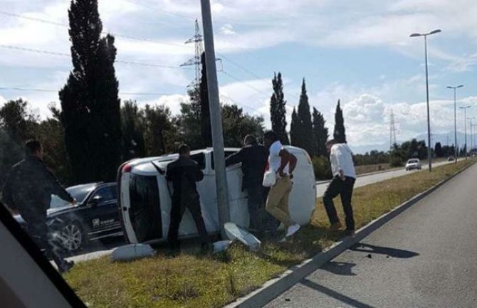 Udes u Podgorici: Auto udarilo u banderu, dvije osobe povrijeđene