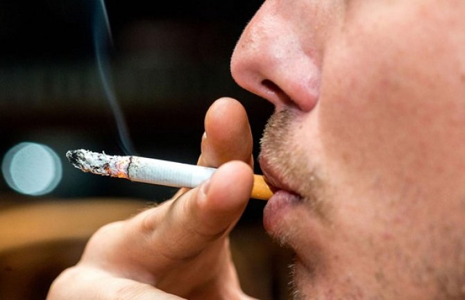 Da bi zapalili cigaretu, moraju da ''iskucaju'' svoj radni karton