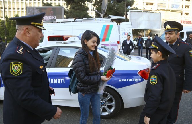 Dan žena u Azerbejdžanu: Saobraćajni policajci zaustavljali žene i poklanjali cvijeće