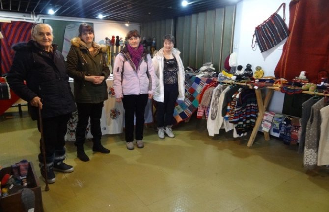 Pletilje, tkalje, vezilje izložile svoje ručne radove