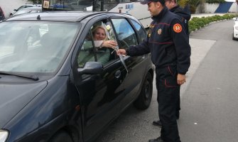 Tivat: Policajci ženama - vozačima darivali ruže