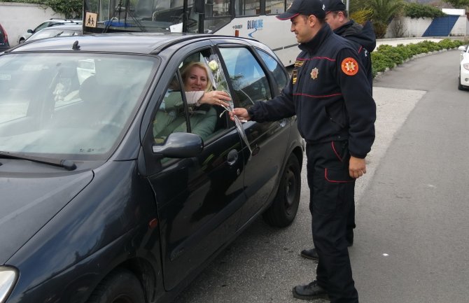 Tivat: Policajci ženama - vozačima darivali ruže