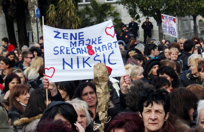 Majke slave 8. mart ispred Skupštine: Hljeba ima za sve ali ga treba rasporediti!