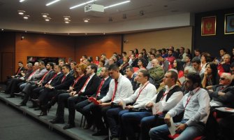 Zar je normalno da vozač smećare ima platu od 700 a ljekar od 600 eura?