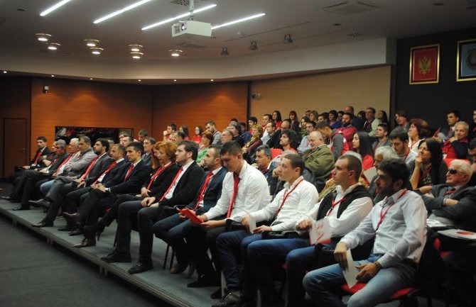 Zar je normalno da vozač smećare ima platu od 700 a ljekar od 600 eura?