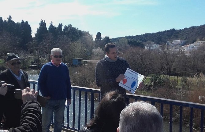 Port Milena: Krenulo čišćenje ''pametnim'' kuglicama