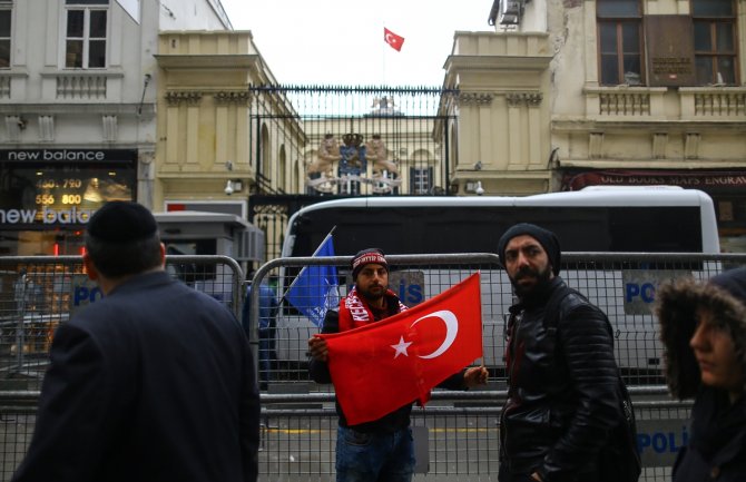 Zastava Holandije na konzulatu u Istanbulu skinuta pa vraćena