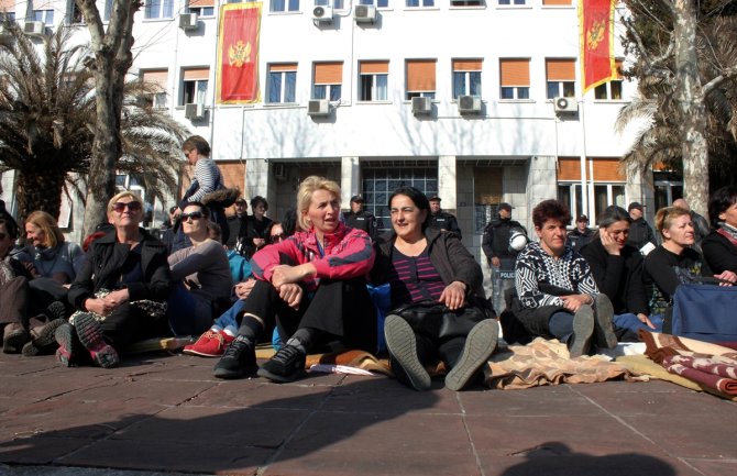 Majke započele štrajk glađu: Ne odustajemo!(FOTO)