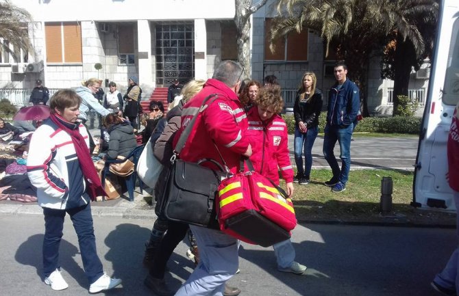 Drugi dan štrajka glađu ogorčenih majki: Jednoj pozlilo, intervenisala Hitna pomoć