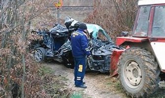 Doboj: Voz gurao automobil porodice 470 metara prije nego što se zaustavio