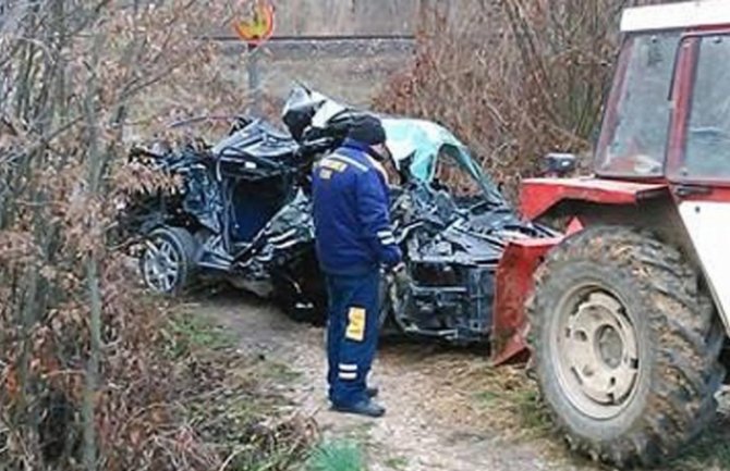 Doboj: Voz gurao automobil porodice 470 metara prije nego što se zaustavio