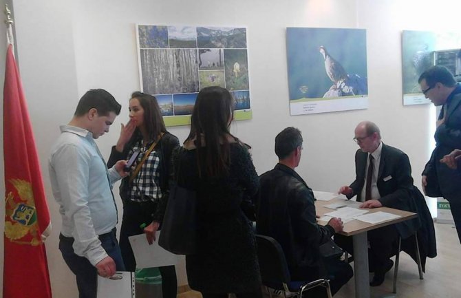 Na arbajt ali legalno