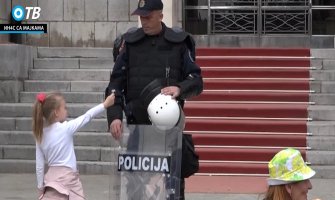 Protest majki: Djevojčica prišla policajcu pružajući mu cvijet, a njegova reakcija će vas šokirati(VIDEO)
