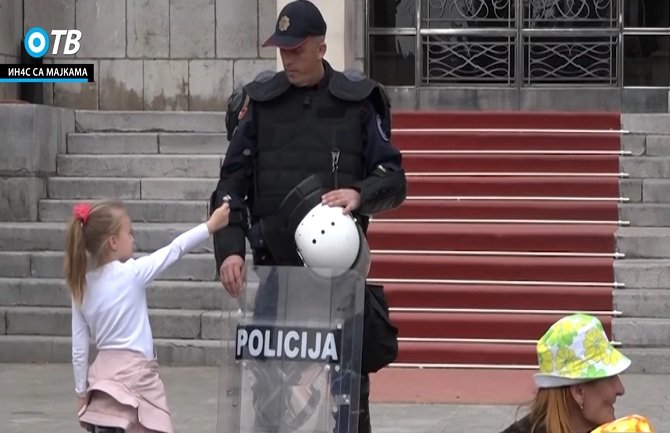 Protest majki: Djevojčica prišla policajcu pružajući mu cvijet, a njegova reakcija će vas šokirati(VIDEO)