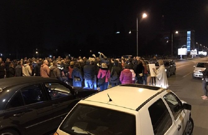 Podrška majkama: Grupa građana blokirala Blažov most