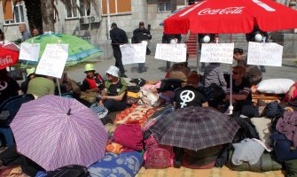 Štrajk glađu majki: Ponižene, ali ne odustaju (FOTO)