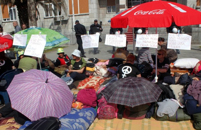 Štrajk glađu majki: Ponižene, ali ne odustaju (FOTO)