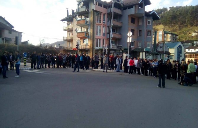Bijelo Polje: Blokirali saobraćaj u znak podrške majkama(FOTO)