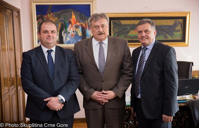 Močnik: Bojkot parlamenta je neproduktivan