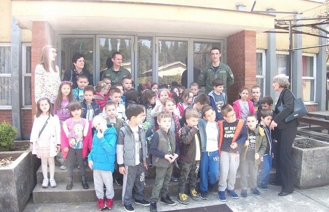 Djeca iz vrtića „Đina Vrbica“ posjetila Vazduhoplovstvo VCG