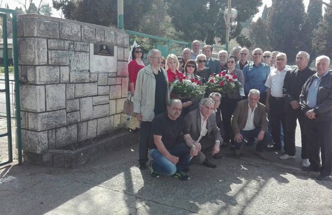 Položili vijenac na ulaz u kasarnu Masline u znak sjećanja žrtve NATO agresije