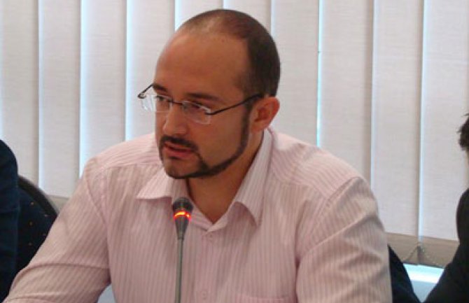 Pejak: Smanjene naknade, biće suspendovana i socijalna davanja