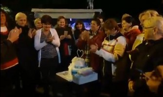 Majkama ispred Skupštine djeca donijela tortu (VIDEO)