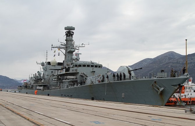 Fregata Kraljevske ratne mornarice uplovila u Luku Bar