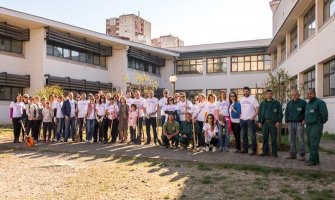 Zaposleni Telekoma sadili drveće u dvorištu škole Štampar Makarije