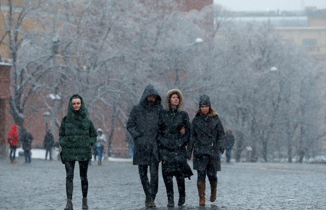 Snijeg prekrio ulice Moskve posljednjeg dana marta(FOTO)