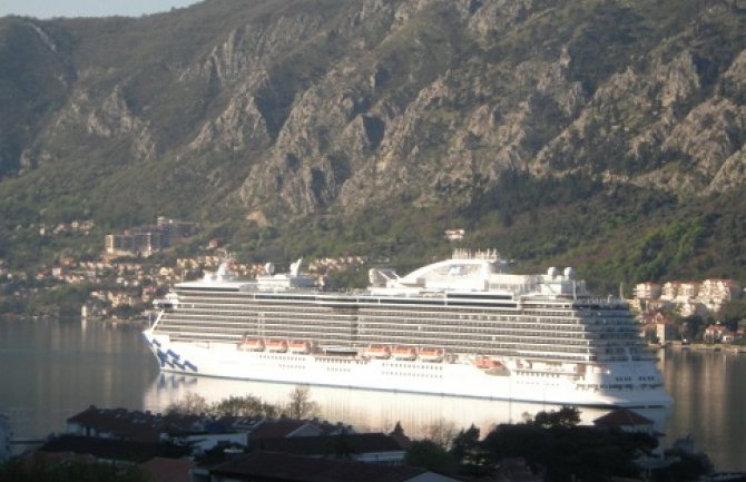 U Kotor uplovio najnoviji mega kruzer 