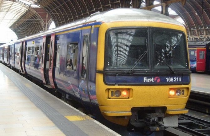 Djevojčica Dijana poginula dok je pokušavala da dohvati telefon sa šina (VIDEO)