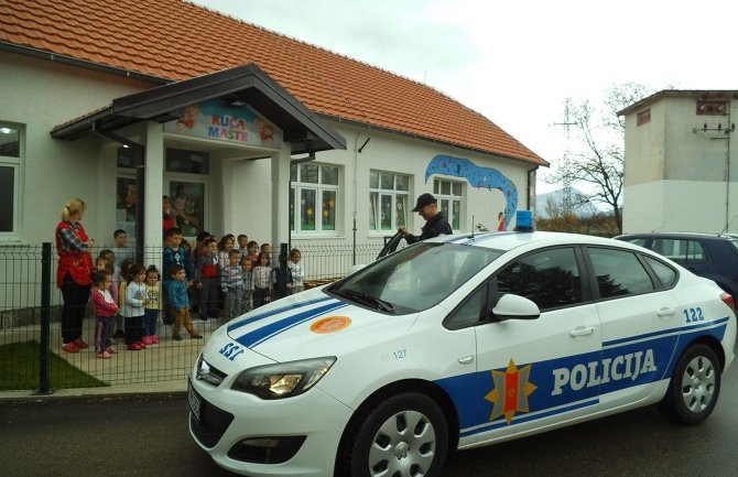 Nikšić: Policijski službenici održali saobraćajni čas u vrtiću