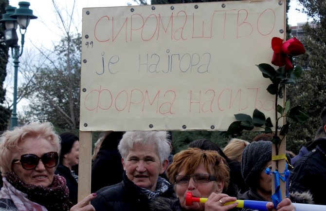 Spreman tekst tužbe zbog smanjenja naknada majkama