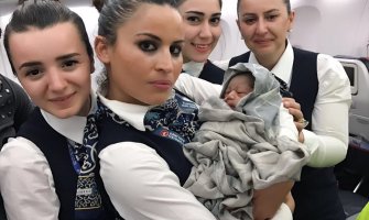 Porodila se u avionu: Osoblje joj pomoglo da na svijet donese ćerkicu Kadiju(FOTO)