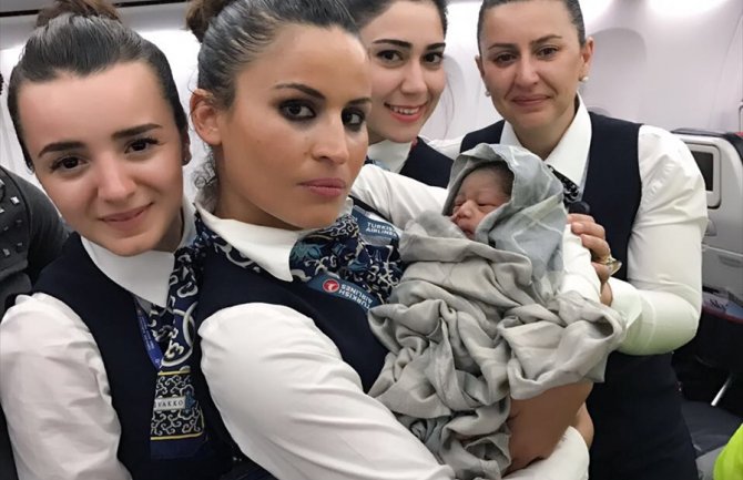 Porodila se u avionu: Osoblje joj pomoglo da na svijet donese ćerkicu Kadiju(FOTO)