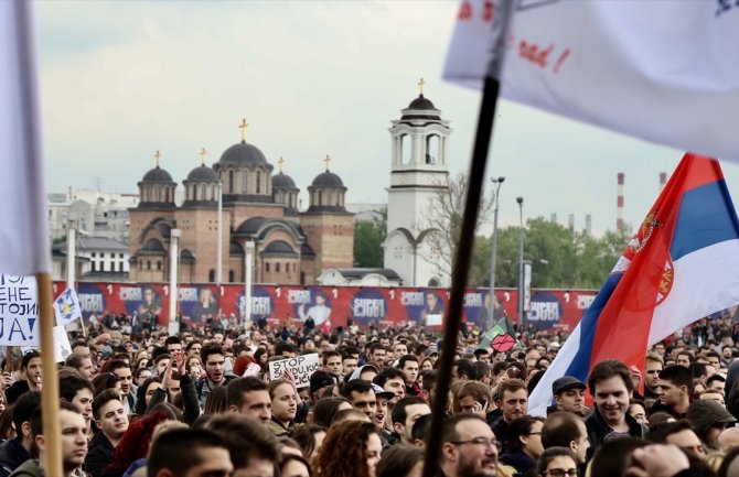 Policajci, vojnici i građani zajedno protestovali u Beogradu